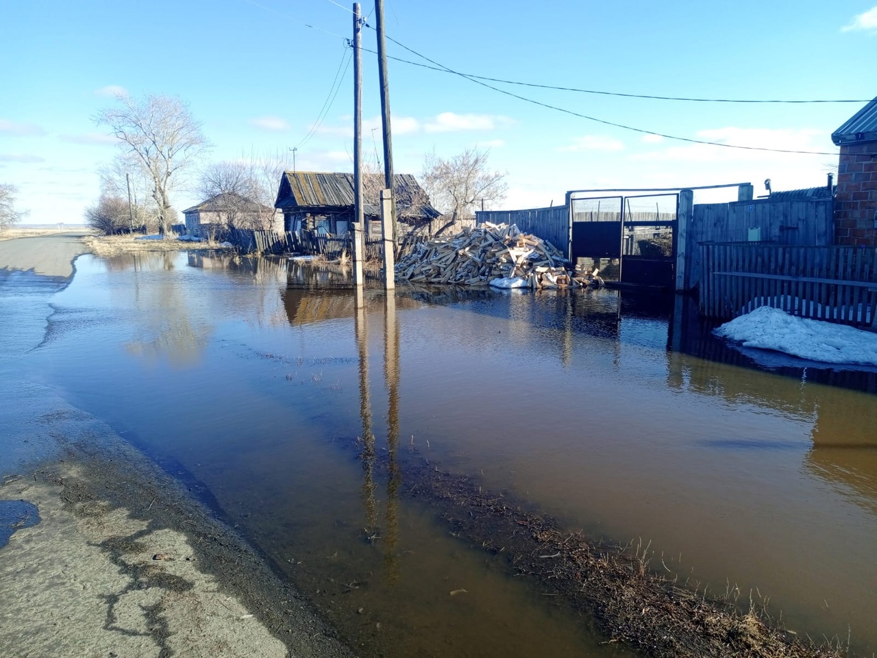 В среду, 29 марта, воды реки Крутиха вышли из русла в деревне Доможирова, где находится дамба.