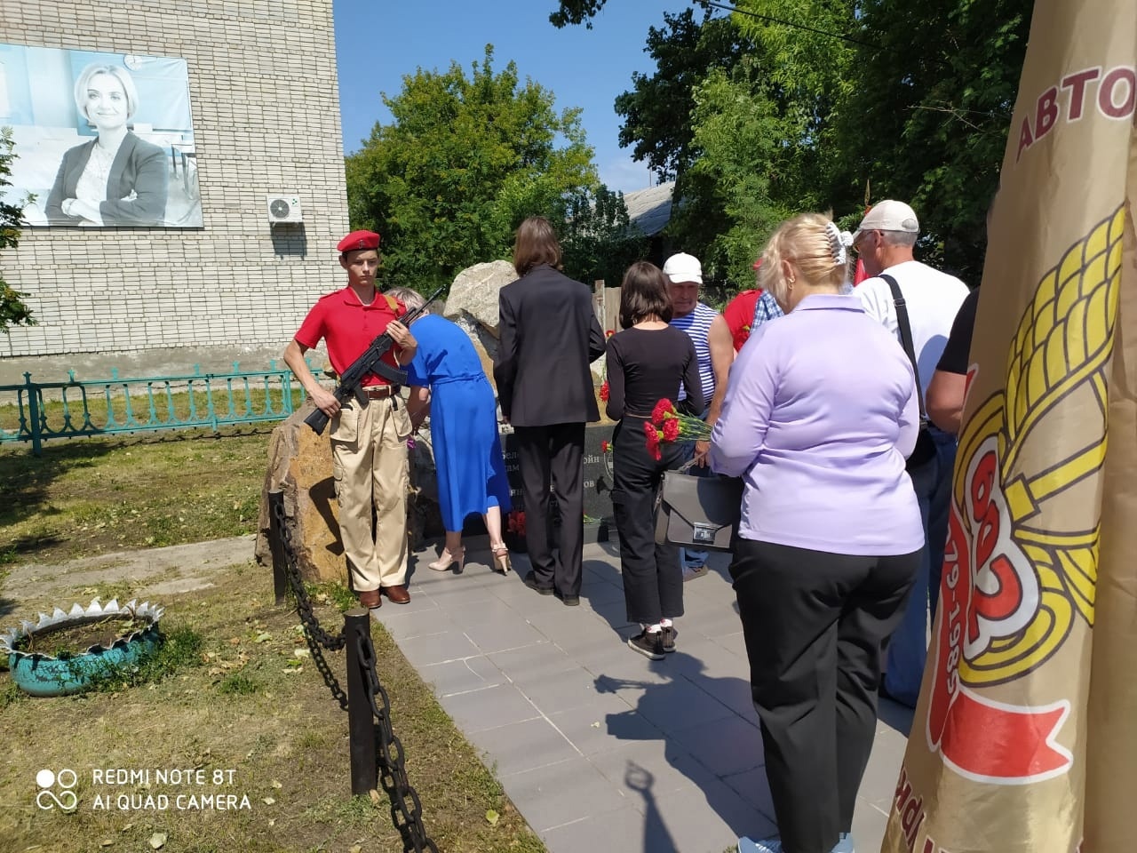 Белозерцы возложили цветы к памятнику белозерцам - участникам локальных войн и вооруженных конфликтов.