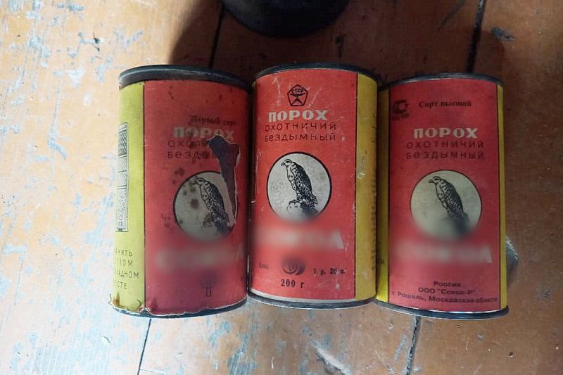 В Белозерском округе оперуполномоченные изъяли у местного жителя незаконно хранящиеся патроны и порох.